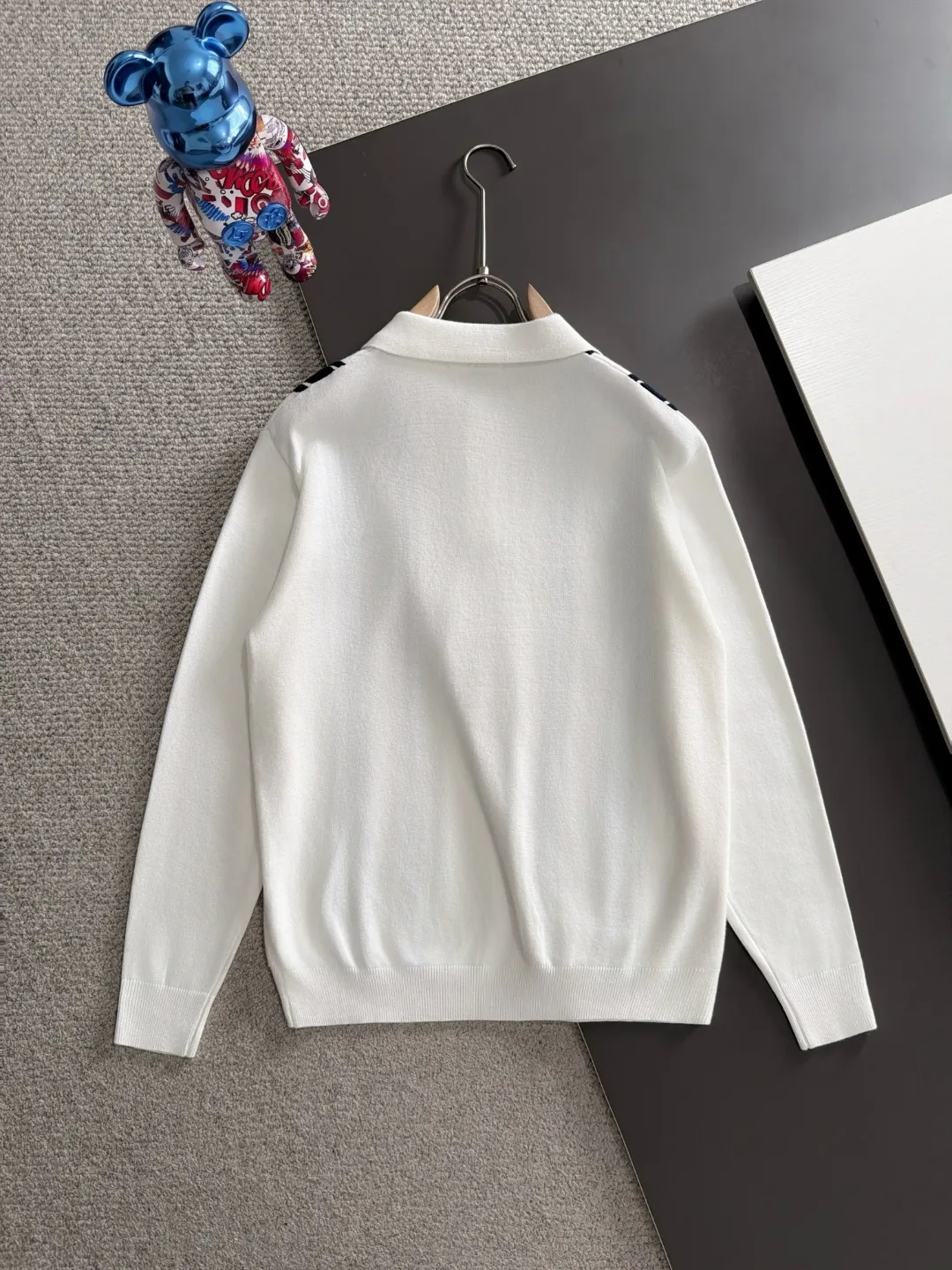 Next day shipping P195 Hermès 2026 Autumn and Winter latest sweater from the official website, now on sale at the counter simultaneously Hot Sale! Specially made of wool blended fabric. It feels comfortable and can be directly in contact with the skin. The logo badge is exquisitely embroidered, which is extremely eye-catching! The details highlight the fashionable charm of big brands. Exquisite workmanship. Three-dimensional cutting style. The wearing effect is invincible and handsome! All three standards are complete! Sizes:M-3XL